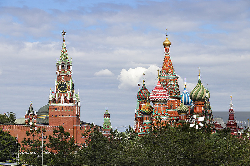 阴天下的圣瓦西里大教堂和莫斯科克里姆林宫图片素材