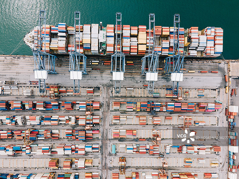 泰国港口码头货船鸟瞰（起重机准备卸载集装箱）图片素材