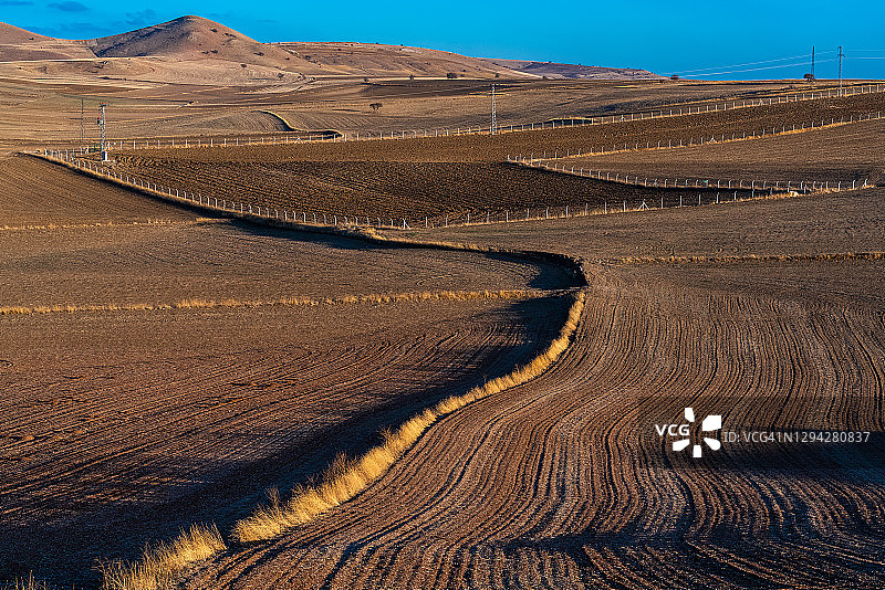 有云的耕地图片素材