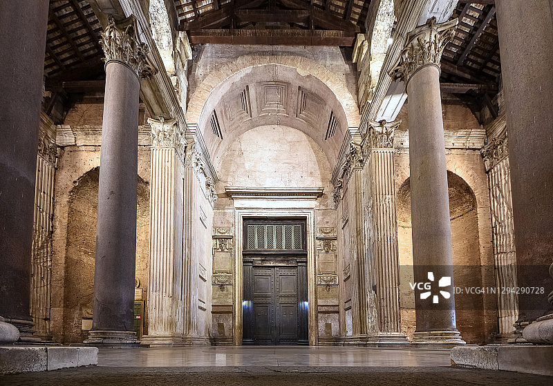 罗马万神庙夜景特写，意大利拉齐奥图片素材