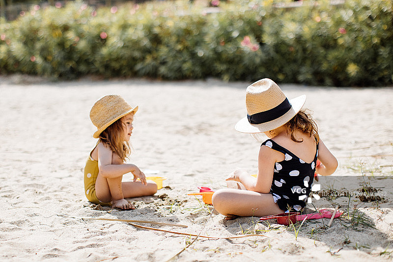 快乐的小女孩在沙滩上玩耍图片素材