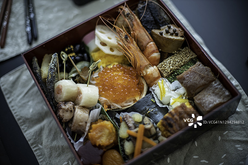 餐桌上的御节料理盒图片素材