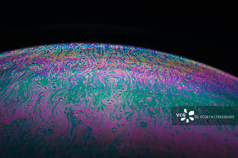 黑色背景上的超级特写气泡图片素材