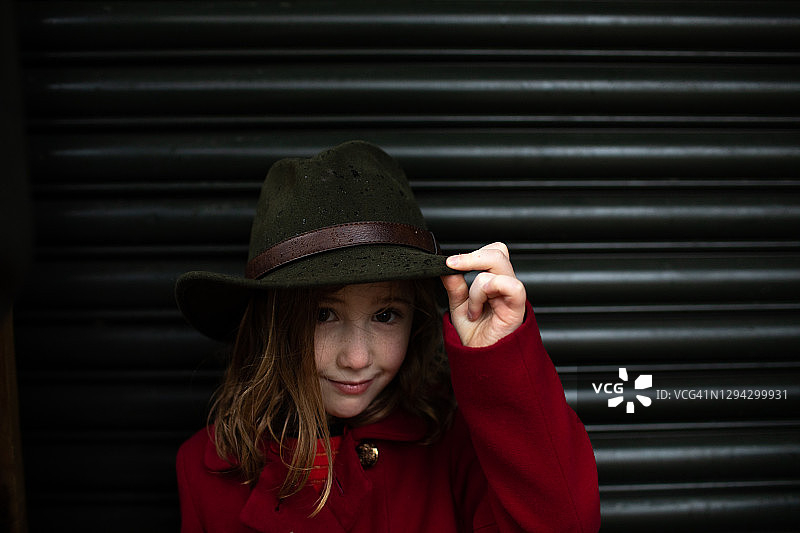 帽子下探出头来的女孩图片素材