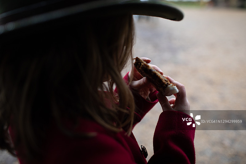在户外吃圣诞蛋糕的小女孩图片素材