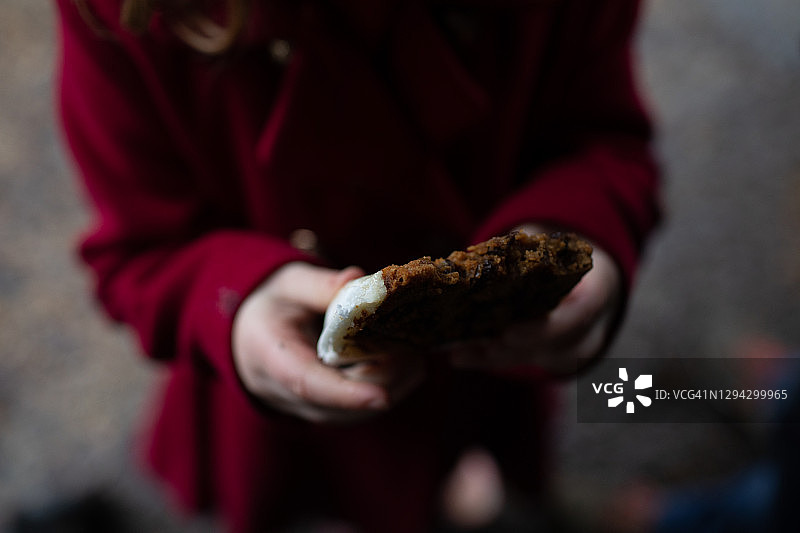 小女孩拿着蛋糕图片素材