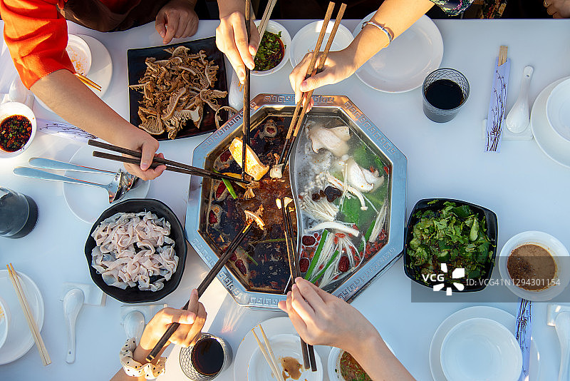 朋友们一起吃火锅图片素材