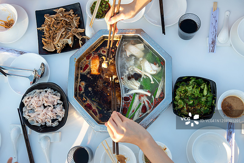 朋友们一起吃火锅图片素材