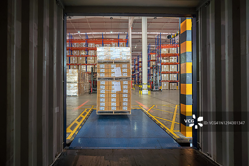 工人用叉车装载卡车图片素材