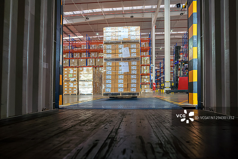 工人用叉车装载卡车图片素材