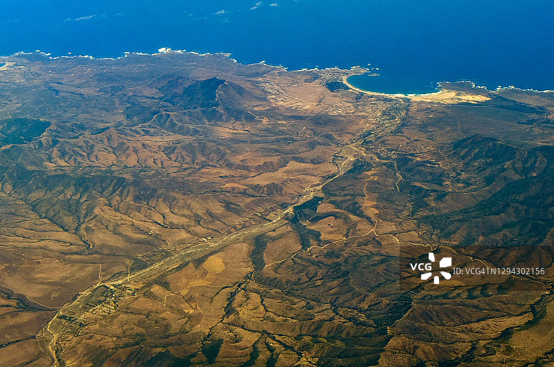 智利干旱山谷中的河流入海口航拍图片素材