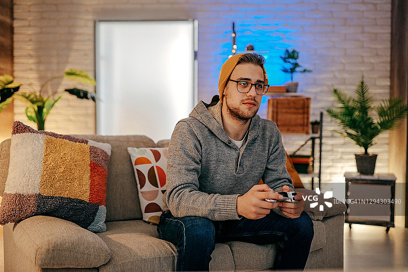 在线游戏概念男子使用操纵杆玩足球视频游戏图片素材