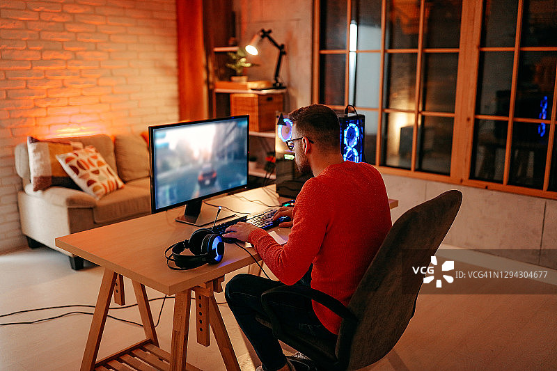 在家用笔记本电脑玩网络游戏的中年男人图片素材