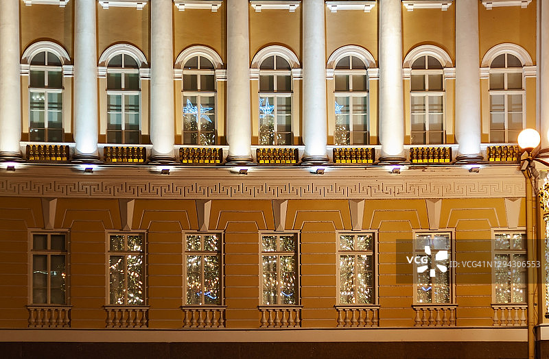 俄罗斯圣彼得堡冬宫广场房屋窗户中的圣诞树倒影图片素材