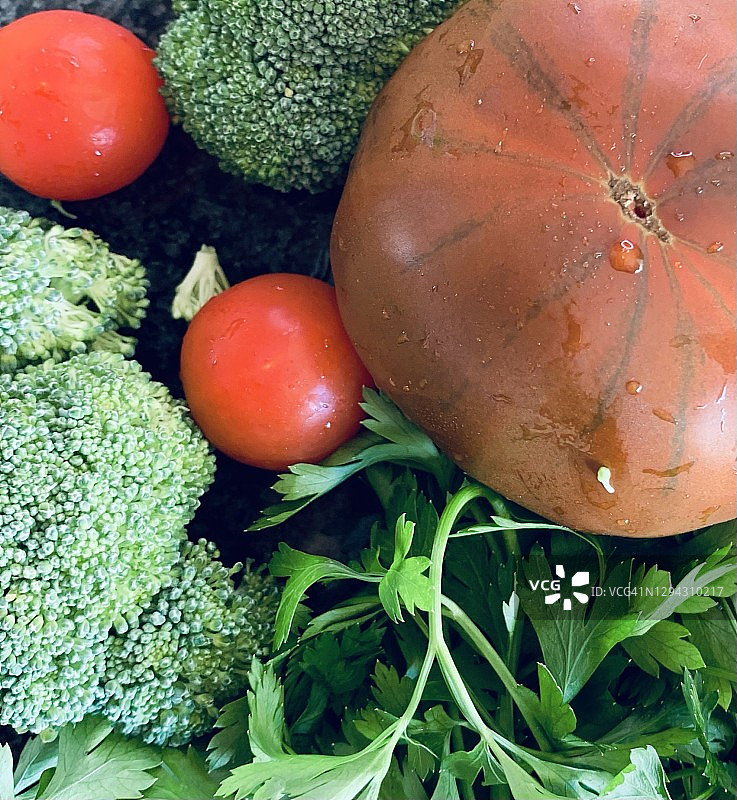 新鲜蔬菜：樱桃番茄、西兰花、绿色蔬菜图片素材