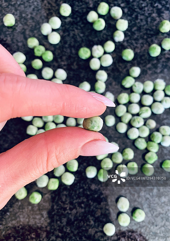 桌子上的冷冻青豆图片素材