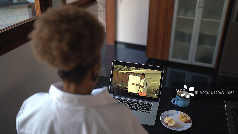 在家参加在线商务会议的老年妇女图片素材