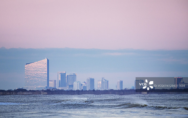 从长滩岛看大西洋城和粉蓝色海浪的壮丽日出图片素材