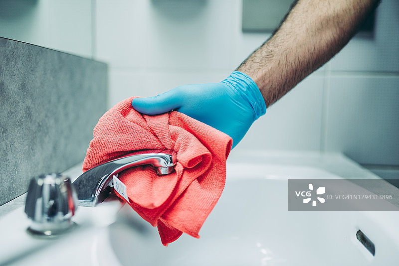 清洁工清洁浴室图片素材