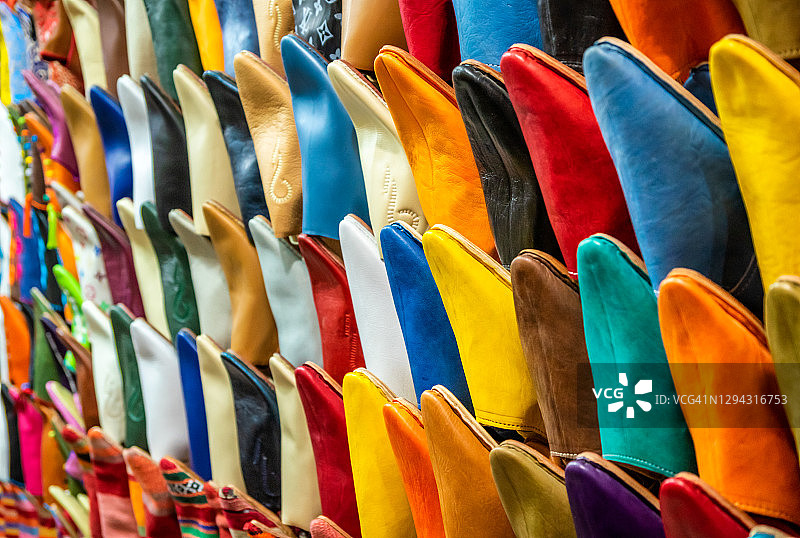 摩洛哥马拉喀什街头市场出售的彩色鞋子图片素材