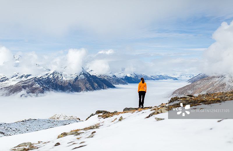 冬季景观 - 山脉与女人图片素材