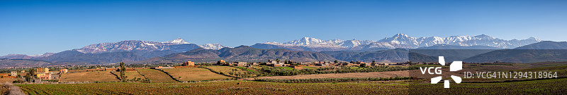 柏柏尔村庄和阿特拉斯山脉图片素材