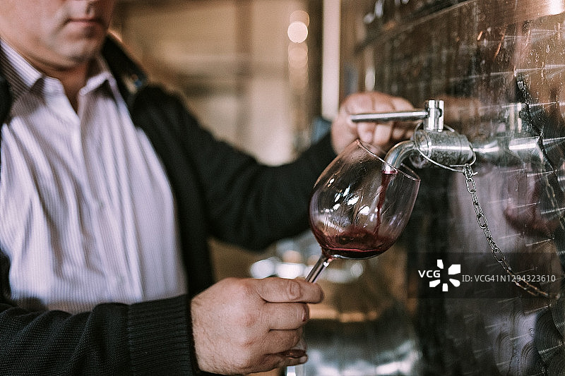 现代酒窖里的酿酒师图片素材