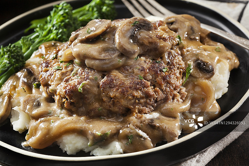 蘑菇洋葱浓汁 Salisbury 牛排配土豆泥图片素材