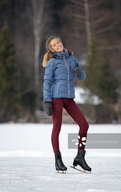 在冰冻湖面上滑冰的自然美女图片素材