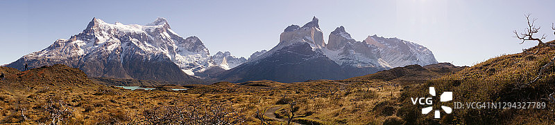 百内国家公园的葛兰德峰和库埃诺斯峰全景，智利巴塔哥尼亚图片素材