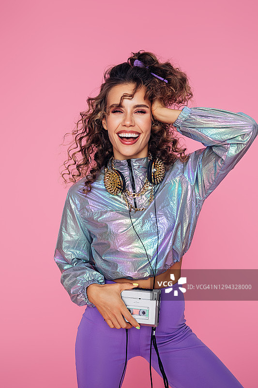 手持老式播放器跳舞的快乐女孩图片素材