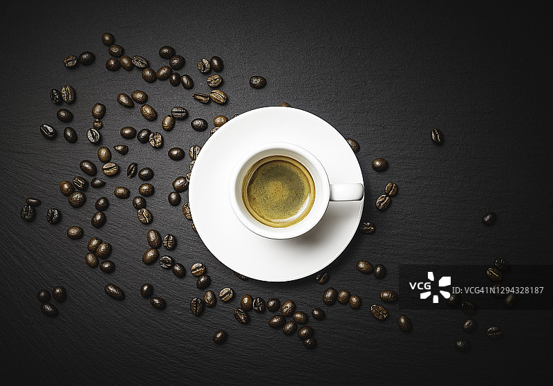 搭配烘焙咖啡豆的咖啡杯图片素材