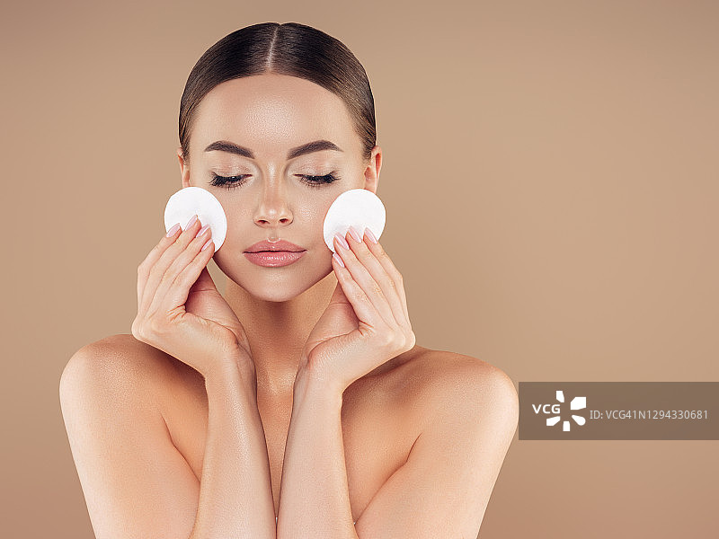 美丽女人涂抹粉底液肖像图片素材