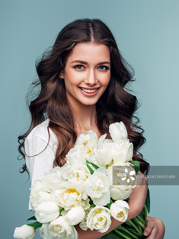 手持鲜花的漂亮女人图片素材