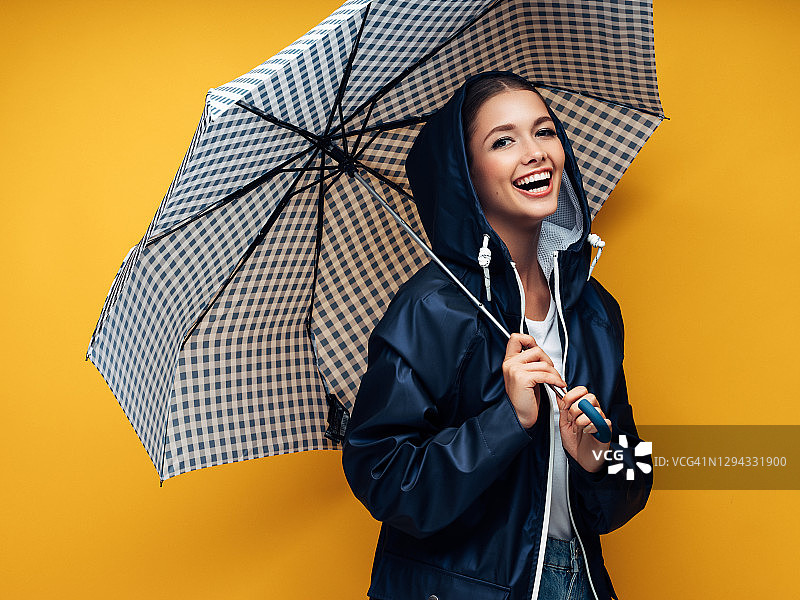 女孩撑伞图片素材