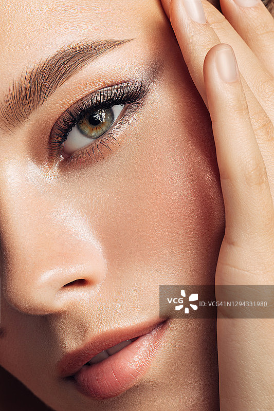 妆容精致的女人图片素材