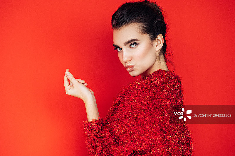 展示产品的卷发漂亮女人图片素材