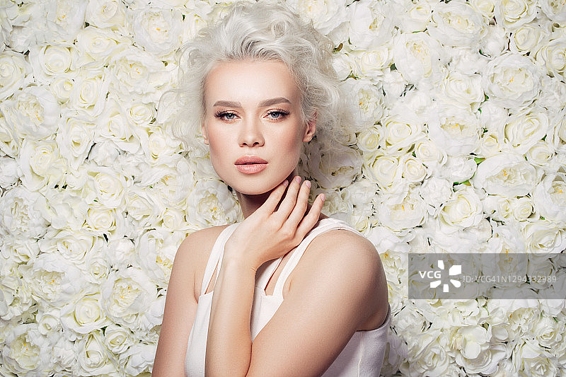 鲜花墙边的漂亮女孩图片素材