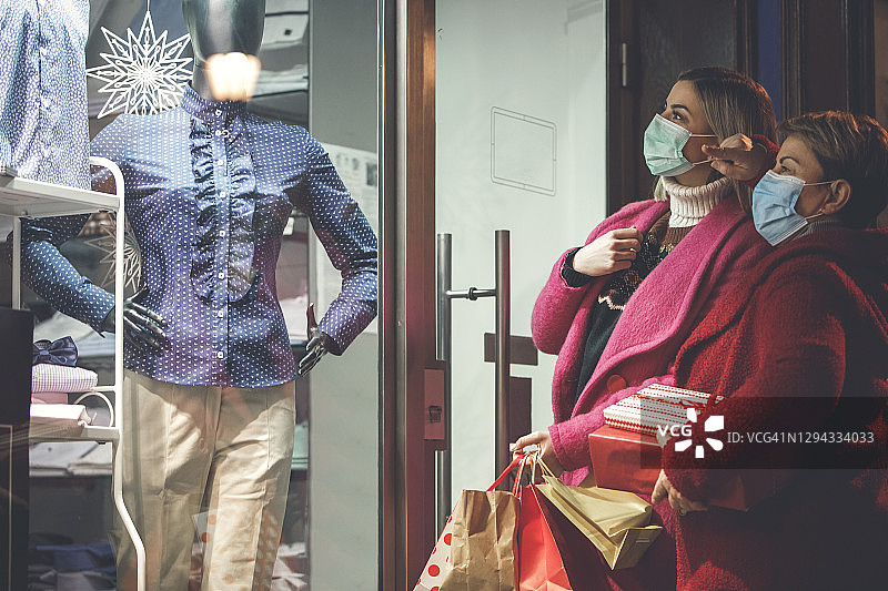 讨论商店橱窗里展示的服装图片素材