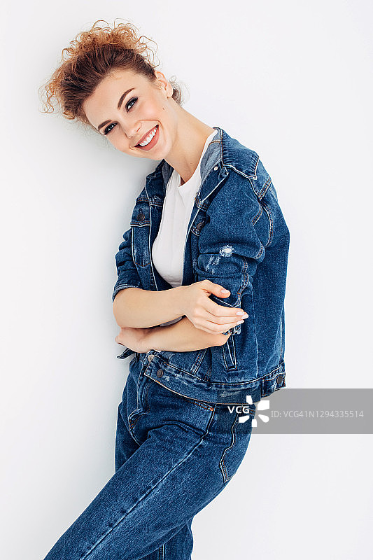 穿着牛仔夹克的漂亮女人图片素材