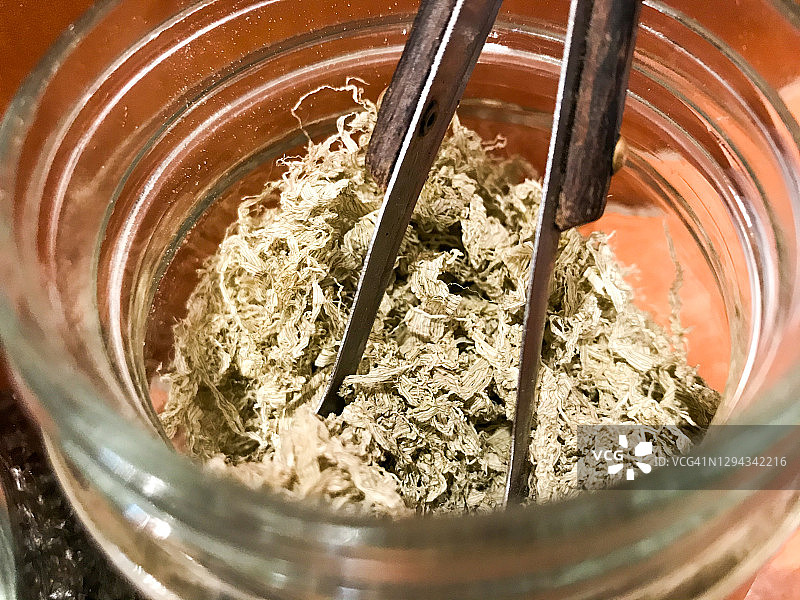 装在玻璃罐中置于柜台上的昆布图片素材