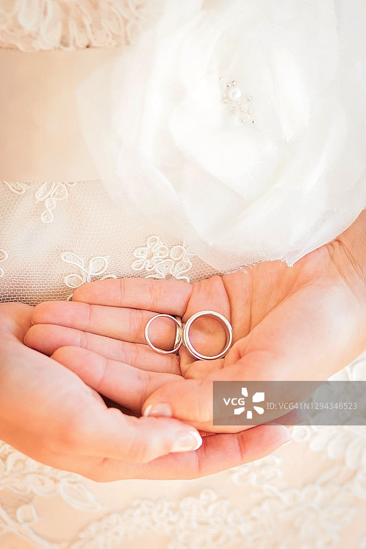 新娘手中的结婚戒指图片素材