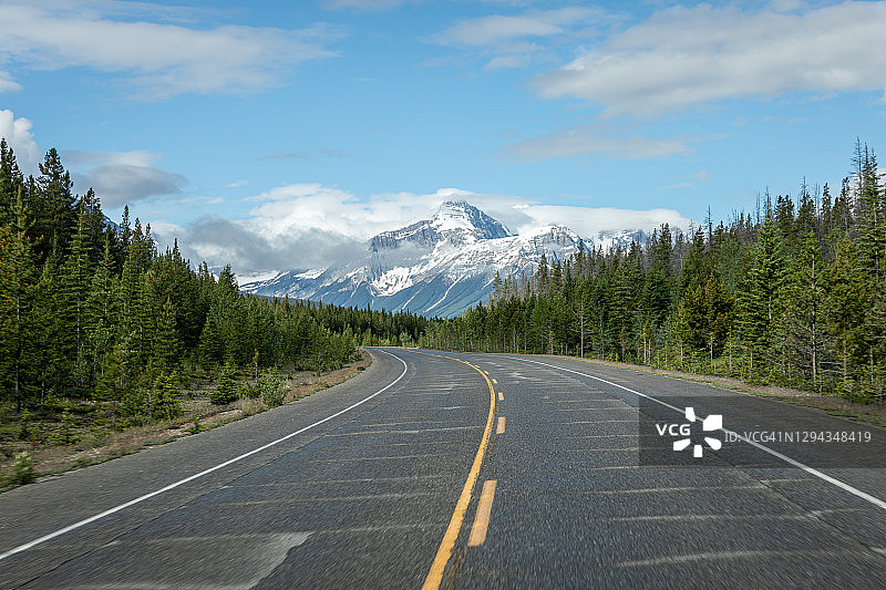 夏季加拿大落基山脉空旷道路上的驾车视角图片素材