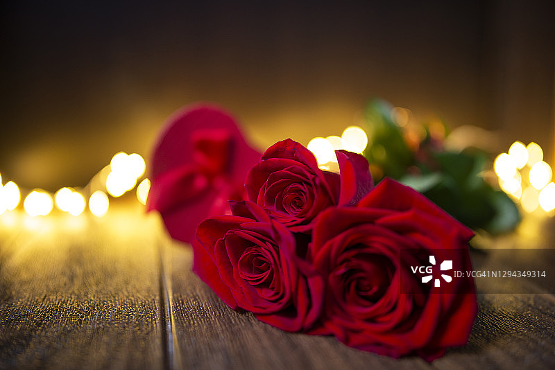 情人节礼物红玫瑰深色木质背景图片素材