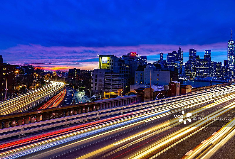 布鲁克林大桥夜间车流图片素材