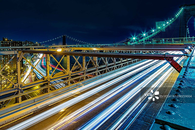 布鲁克林大桥夜间车流图片素材