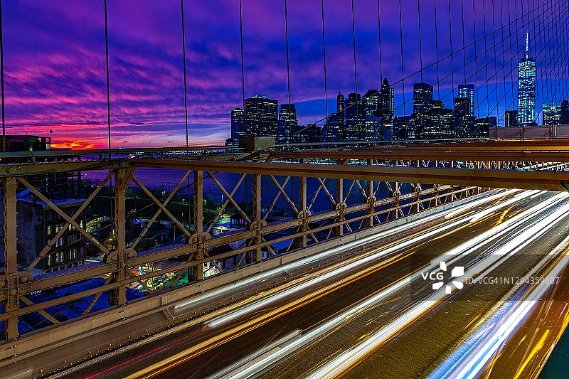 布鲁克林大桥夜间车流图片素材