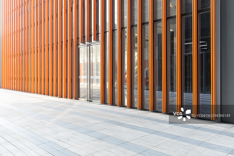 现代办公楼前的空地图片素材