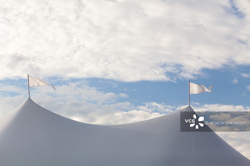 带有旗帜的大型活动帐篷顶端图片素材