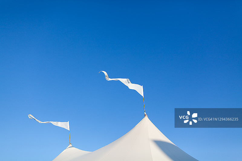 带有旗帜的大型活动帐篷顶端图片素材